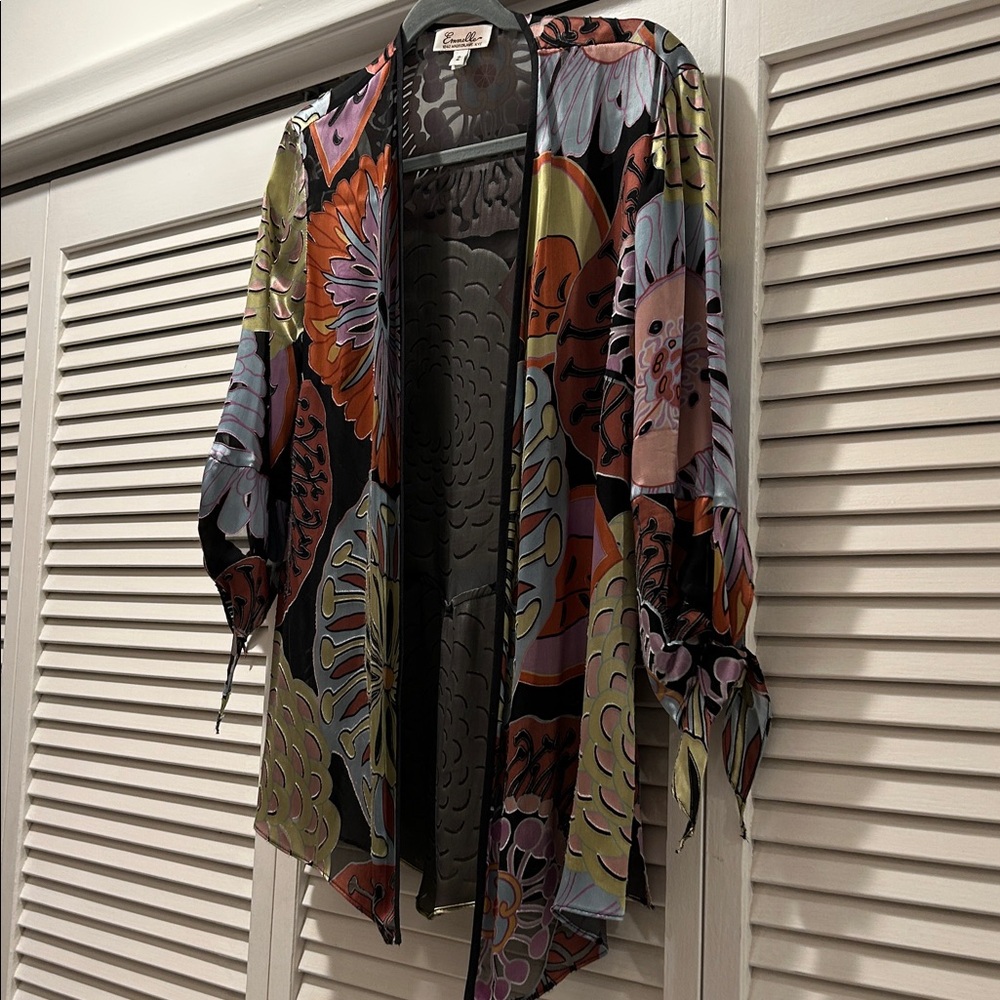 Beautiful artsy silk kimono.Will dress up sny outfit lightweightgreat traveling. - Picture 2 of 16